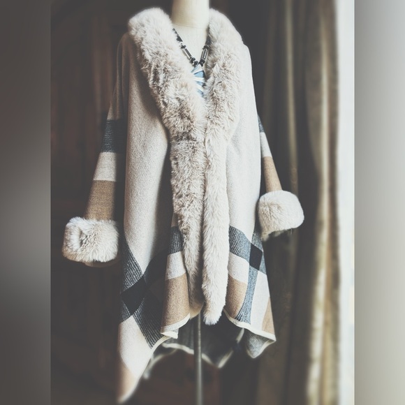 Poncho / Faux Fur - Picture 5 of 8